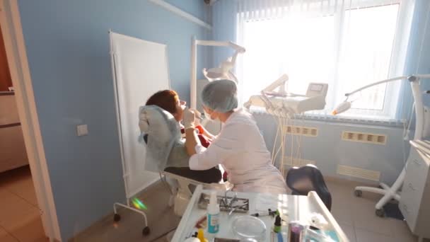 Dentista al lavoro in ufficio — Video Stock