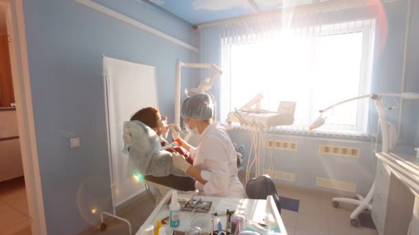 Dişçi ofiste iş başında — Stok video