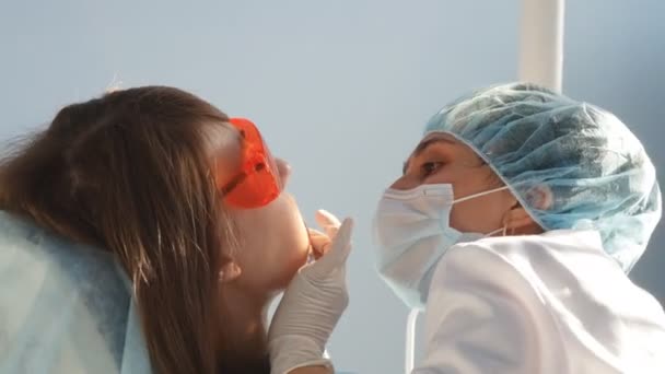 Dentist at work in the office — Stock Video