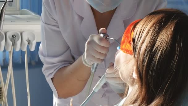 Dentista no trabalho no escritório — Vídeo de Stock