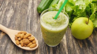 Yeşil yüzlü sağlıklı: kivi, elma ve