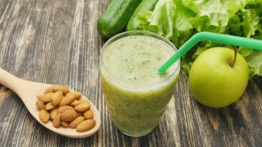 Yeşil yüzlü sağlıklı: kivi, elma ve