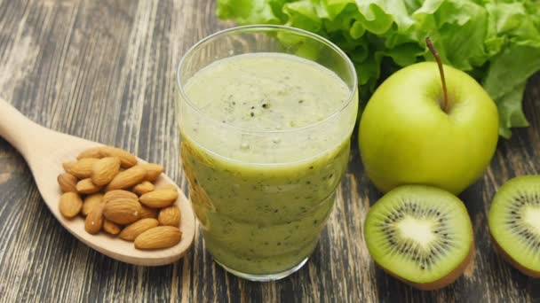 Gesunder grüner Smoothie mit Kiwi, Apfel und — Stockvideo