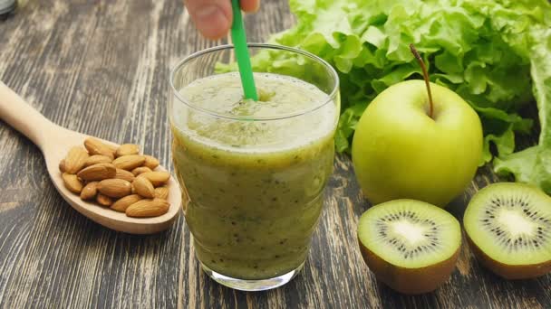 Frullato verde sano con kiwi, mela e — Video Stock