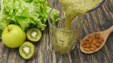 Yeşil bir detoks suyu blender bir kavanoz, evde dökme kadın spor giyim eşyası.