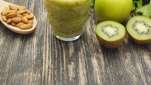 Healthy green smoothie with kiwi, apple and — Stock Video