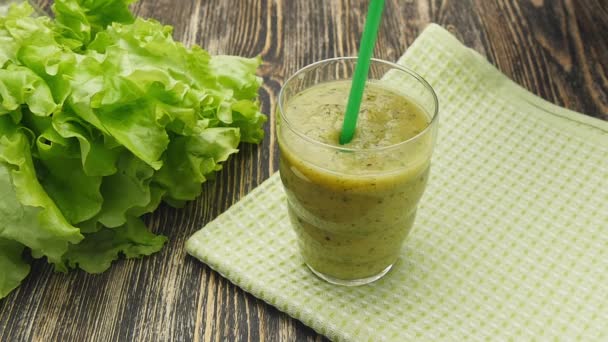 Υγιή πράσινο smoothie με ακτινίδιο, μήλο και — Αρχείο Βίντεο