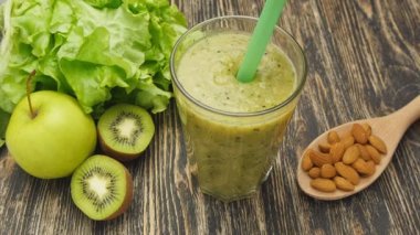 Yeşil yüzlü sağlıklı: kivi, elma ve