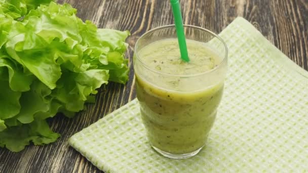 Friska gröna smoothie med kiwi, äpple och — Stockvideo