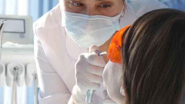 Dentista en el trabajo en la oficina — Vídeo de stock