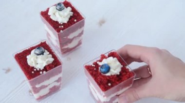 tatlı meyve, fındık ve krem peynir cam ile katmanlı