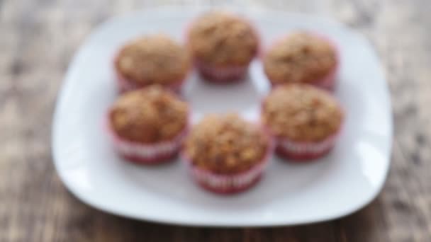 Hembakade muffins på träbord — Stockvideo