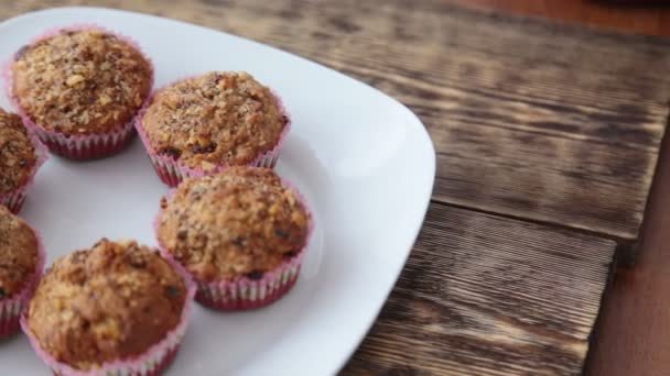 Hembakade muffins på träbord — Stockvideo