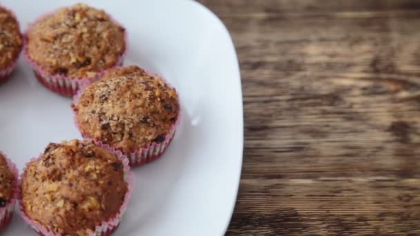 Hausgemachte Cupcakes auf Holztisch — Stockvideo