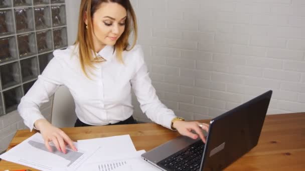Flickan arbeta vid datorn på kontoret — Stockvideo