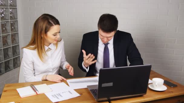 Gente de negocios que se reúne alrededor de la mesa en oficina moderna — Vídeos de Stock