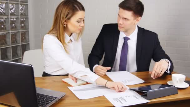 Gente de negocios que se reúne alrededor de la mesa en oficina moderna — Vídeos de Stock