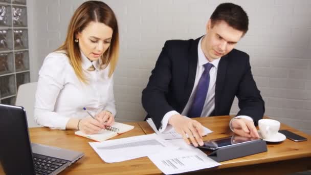 Gente de negocios que se reúne alrededor de la mesa en oficina moderna — Vídeo de stock