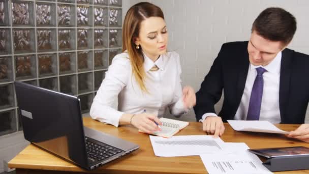 Geschäftsleute treffen sich an einem Tisch im modernen Büro — Stockvideo
