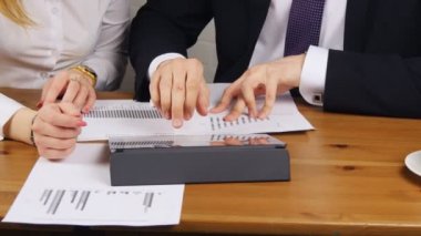 Takım çalışması iş yeri kavramı beyin fırtınası iş adamları