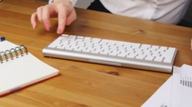 kadın ve klavyede yazarak bir ofiste çalışan adam