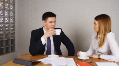 Office konuşuyor, kahve ile iki mutlu iş adamları