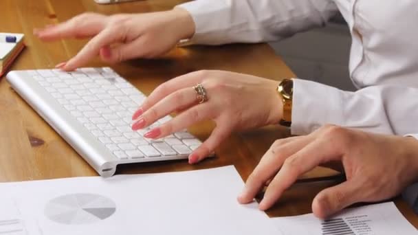 Vrouw en man werken in een kantoor te typen op het toetsenbord — Stockvideo