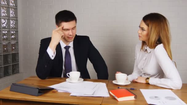 Двоє щасливих бізнесменів з кавою в офісі говорять — стокове відео