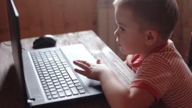 Küçük çocuklar dizüstü bilgisayar kullanmak