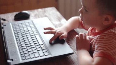 Küçük çocuklar dizüstü bilgisayar kullanmak