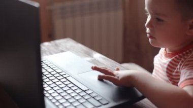 Küçük çocuklar dizüstü bilgisayar kullanmak