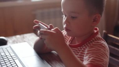 Küçük çocuk evde smartphone kullanır