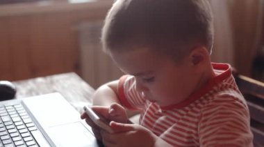 Küçük çocuk evde smartphone kullanır