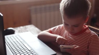 Küçük çocuk evde smartphone kullanır