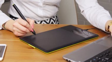 Ofiste grafik tablet çizim el