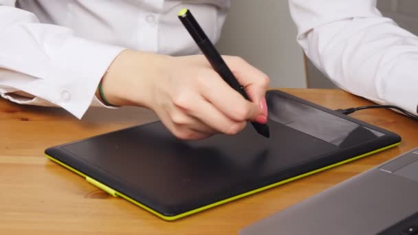 Mão feminina desenhando no tablet gráfico no escritório — Vídeo de Stock