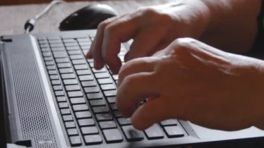 yaşlı kadın evde dizüstü bilgisayar üzerinde çalışan