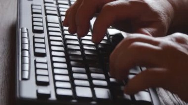 Eski evde bilgisayar üzerinde çalışan kadın