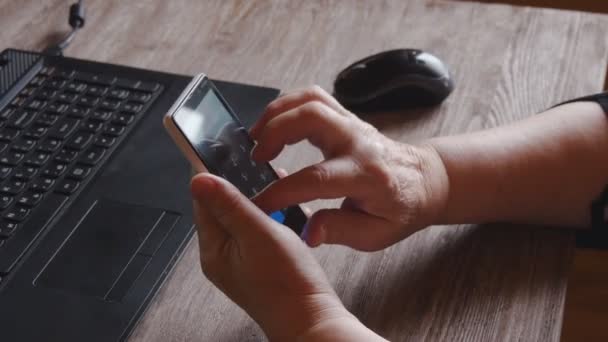 Une femme âgée utilise un téléphone portable — Video