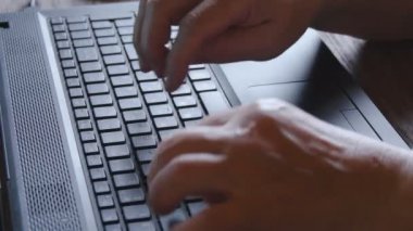 yaşlı kadın evde dizüstü bilgisayar üzerinde çalışan