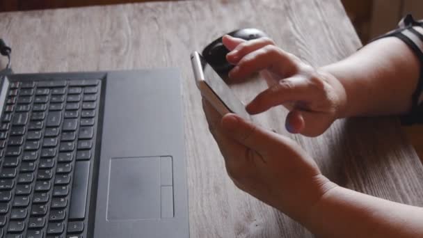 Uma mulher idosa está usando um telefone celular — Vídeo de Stock