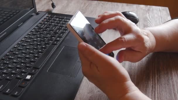 Una anciana está usando un teléfono móvil — Vídeo de stock