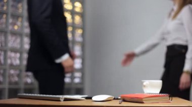 iş adamları ile ön planda sembolik iş nesneleri silüeti el sallamak