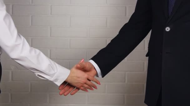 Заключение бизнесмена и предпринимательницы, пожимающие руки — стоковое видео