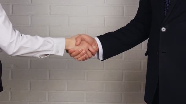 Clouse-up de om de afaceri și femeie de afaceri strângerea mâinilor — Videoclip de stoc