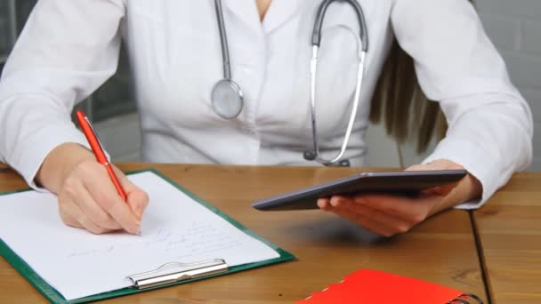 Mujer doctora usando tableta pc en la oficina — Vídeo de stock