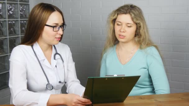 Doctor explaining diagnosis to her female patient — Stock Video