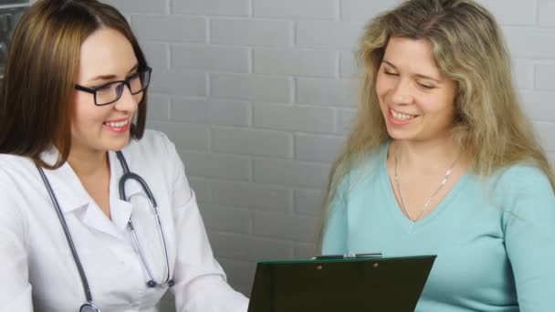 医師が女性患者に診断を説明し — ストック動画