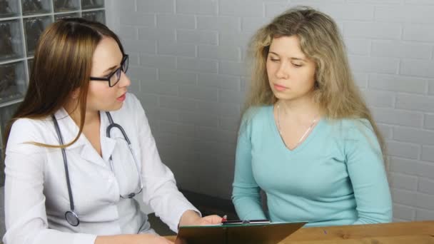 Doctor explaining diagnosis to her female patient — Stock Video