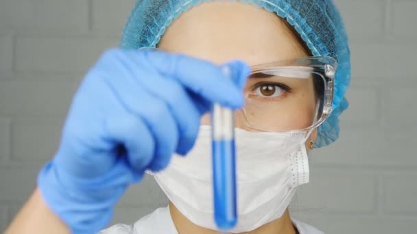 Un scientifique examine un échantillon d'un produit chimique dans un laboratoire — Video
